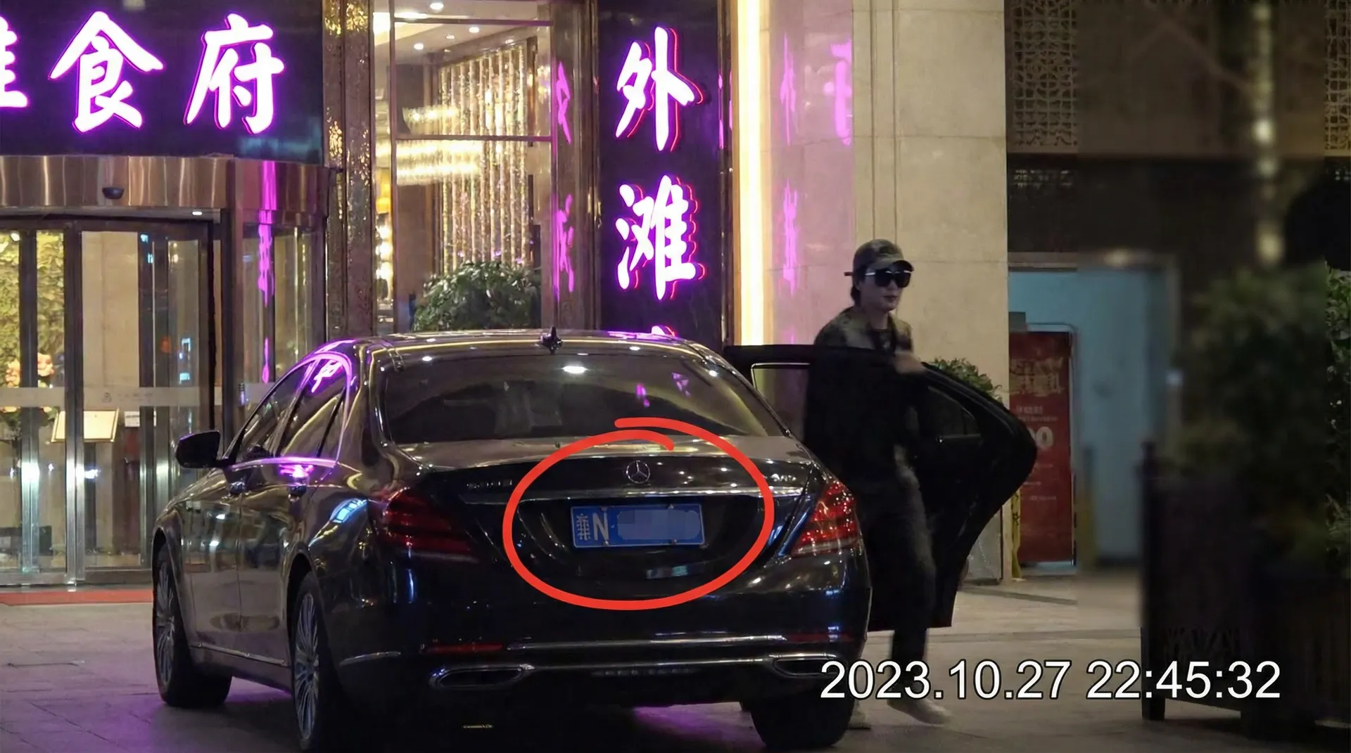 12BET官网 - 豪车餐厅外偷拍